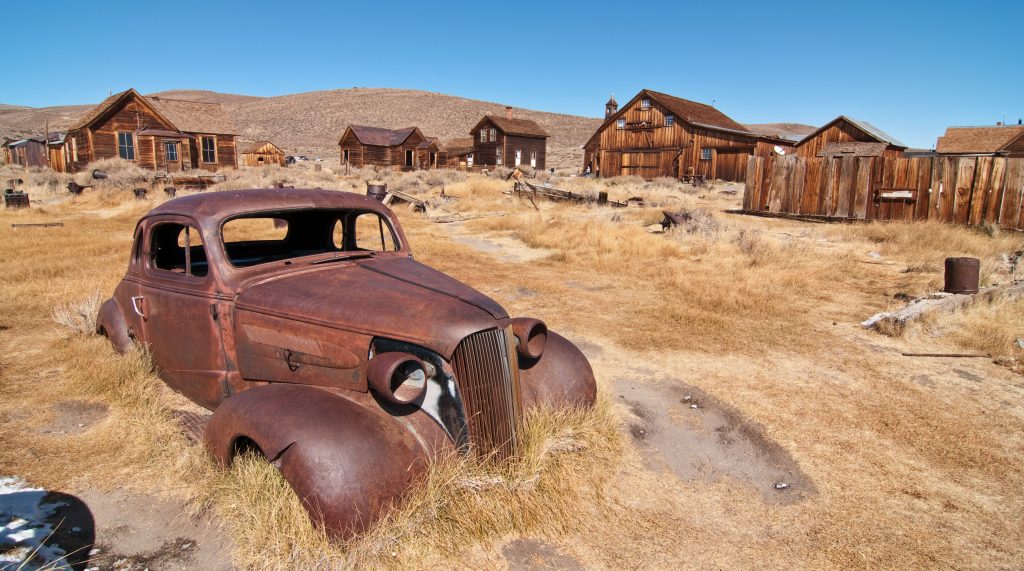 photo old ghost gold mining town in the wild west of america